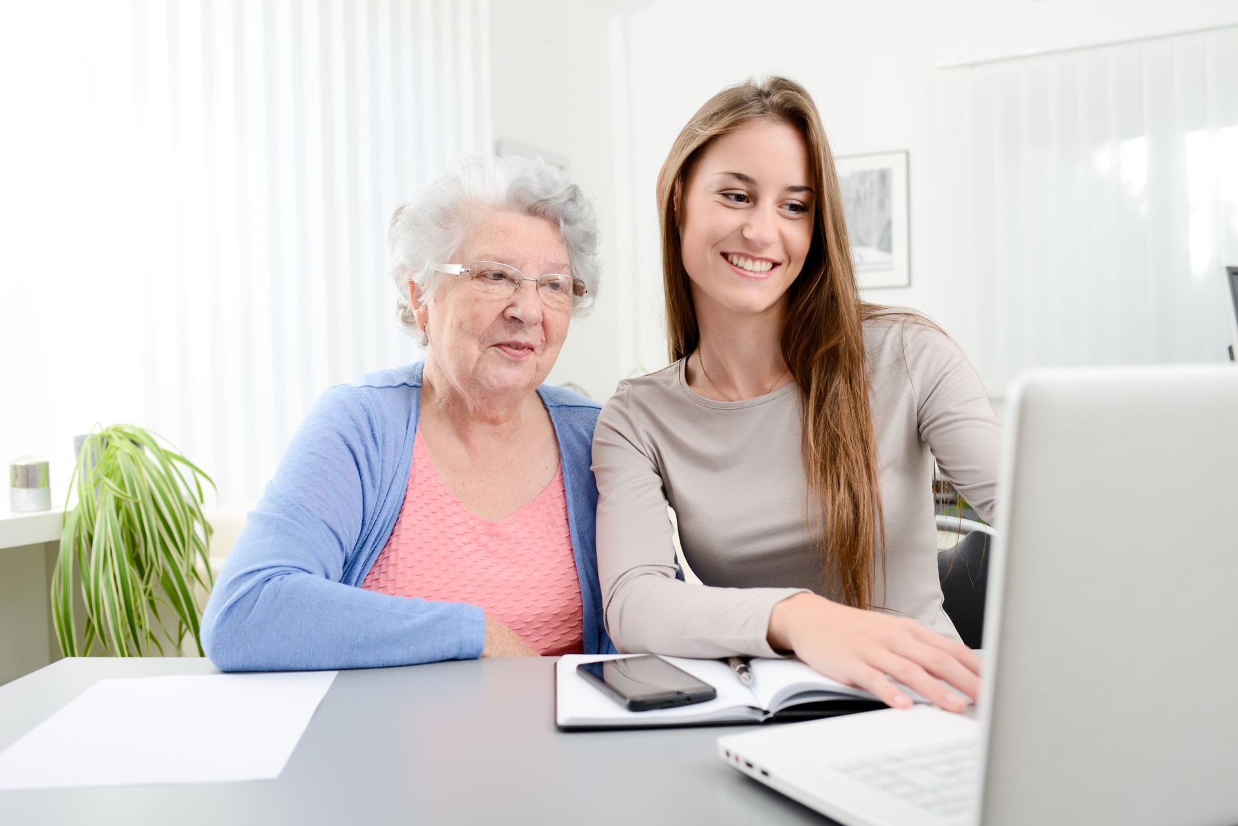 Aidante et senior avec Parkinson qui évaluent les dispositifs fiscaux disponibles