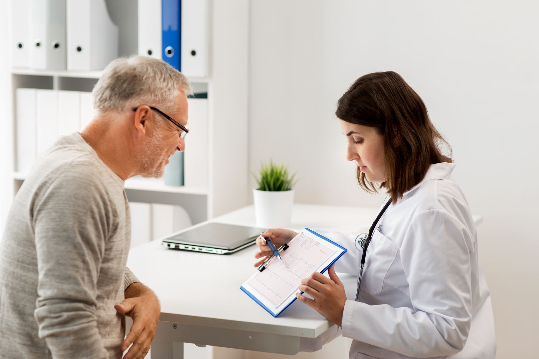 médecin traitant ou le médecin de l’EHPAD évalue l’intérêt du dépistage