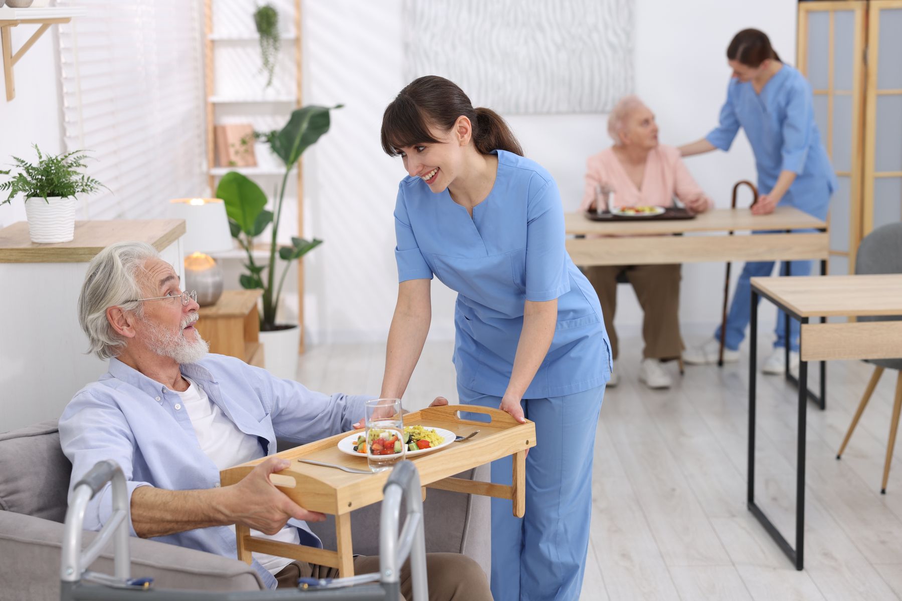 Senior qui profite de repas servis en EHPAD encadrés par voie réglementaire