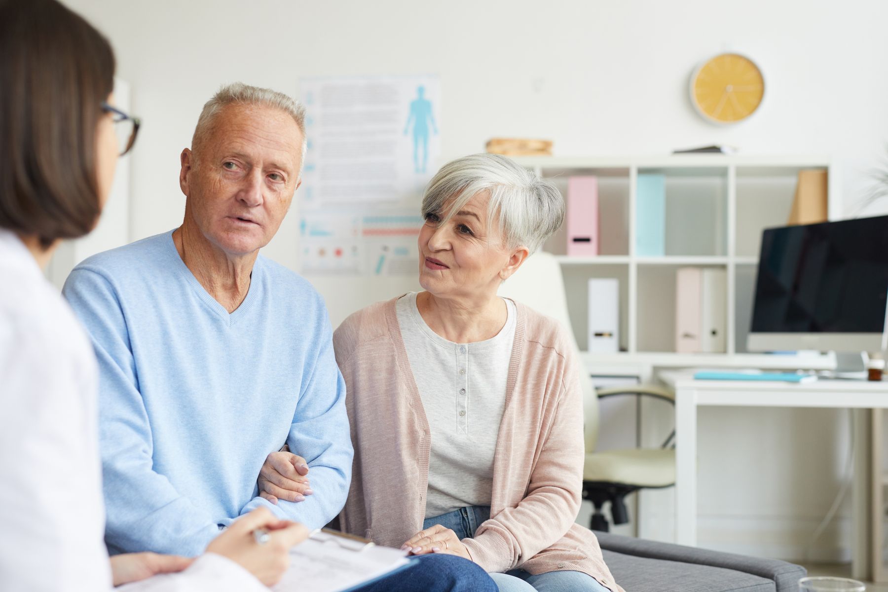 Senior en rendez-vous médical avec son aidant suite à une crise 