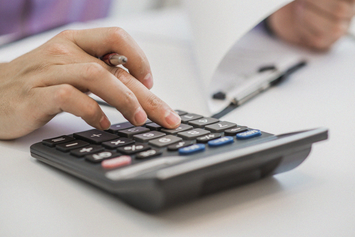 senior calculant ses ressources pour estimer son éligibilité à l'apl