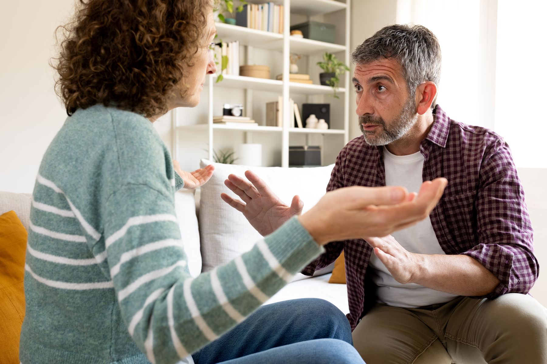 Aidant qui souhaite agir pour protéger le proche, mais fait face à l'opposition d’un membre de la famille