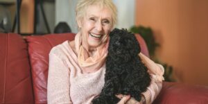 Entrée en EHPAD : comment préserver le lien avec l’animal quand il ne peut pas suivre