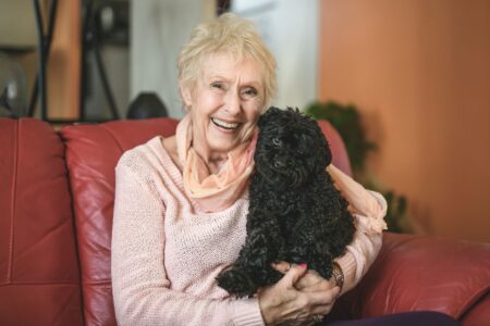 Entrée en EHPAD : comment préserver le lien avec l’animal quand il ne peut pas suivre