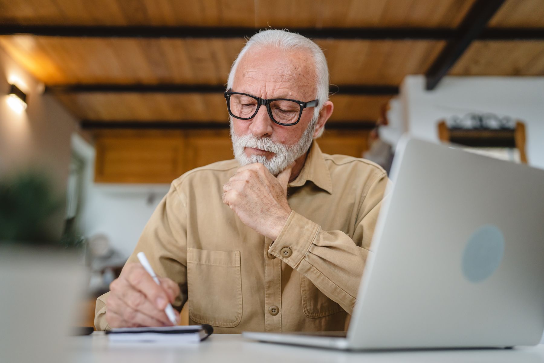 Senior qui se renseigne sur son éligibilité à la pension de réversion
