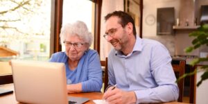 Avantages fiscaux et maladie de Parkinson : ces aides que beaucoup de familles ignorent pour payer moins d’impôts