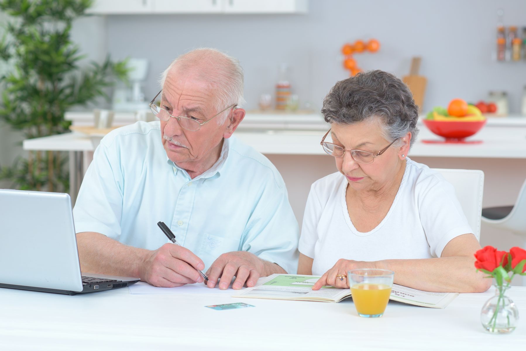 Seniors qui calculent leur reste à charge