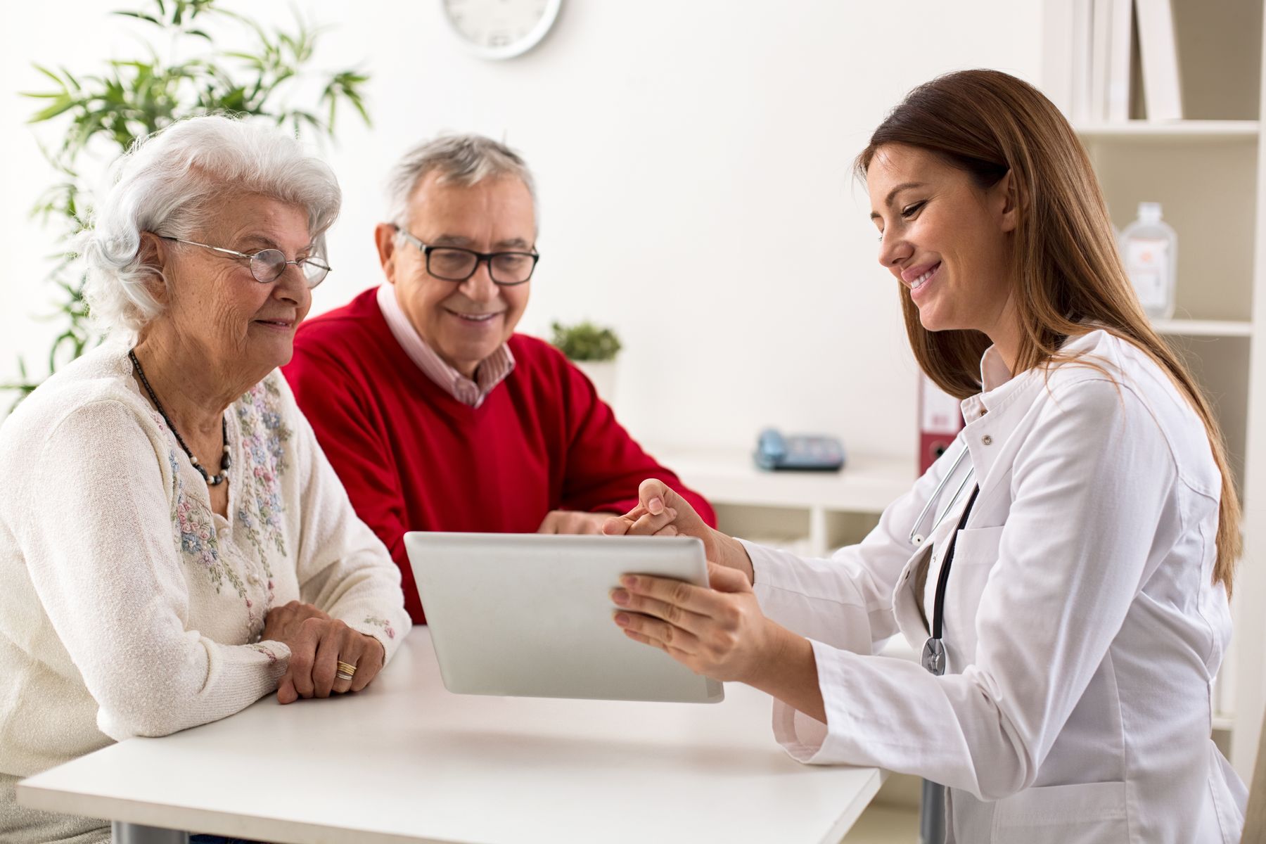 Seniors qui se renseignent sur des tests de dépistage non invasifs et peu coûteux 