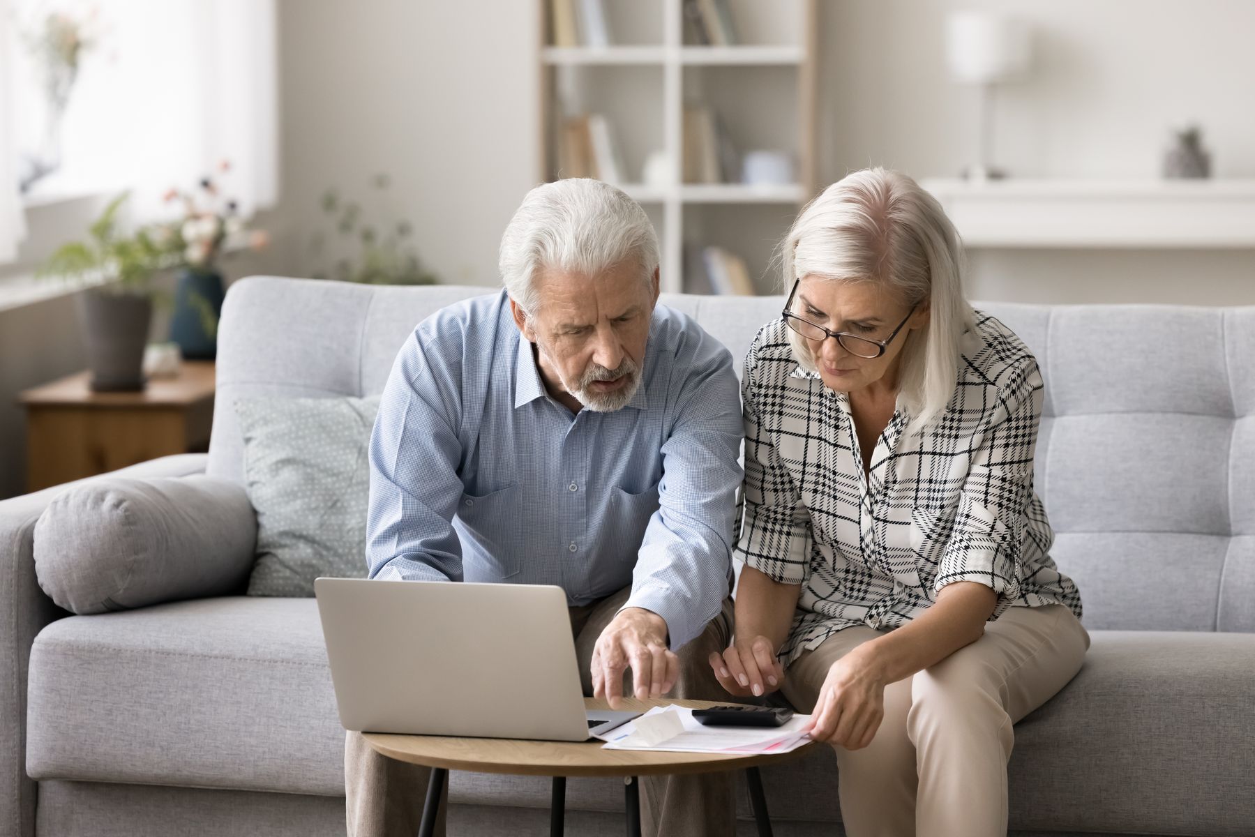 Seniors qui se renseignent pour préparer un dossier ASH