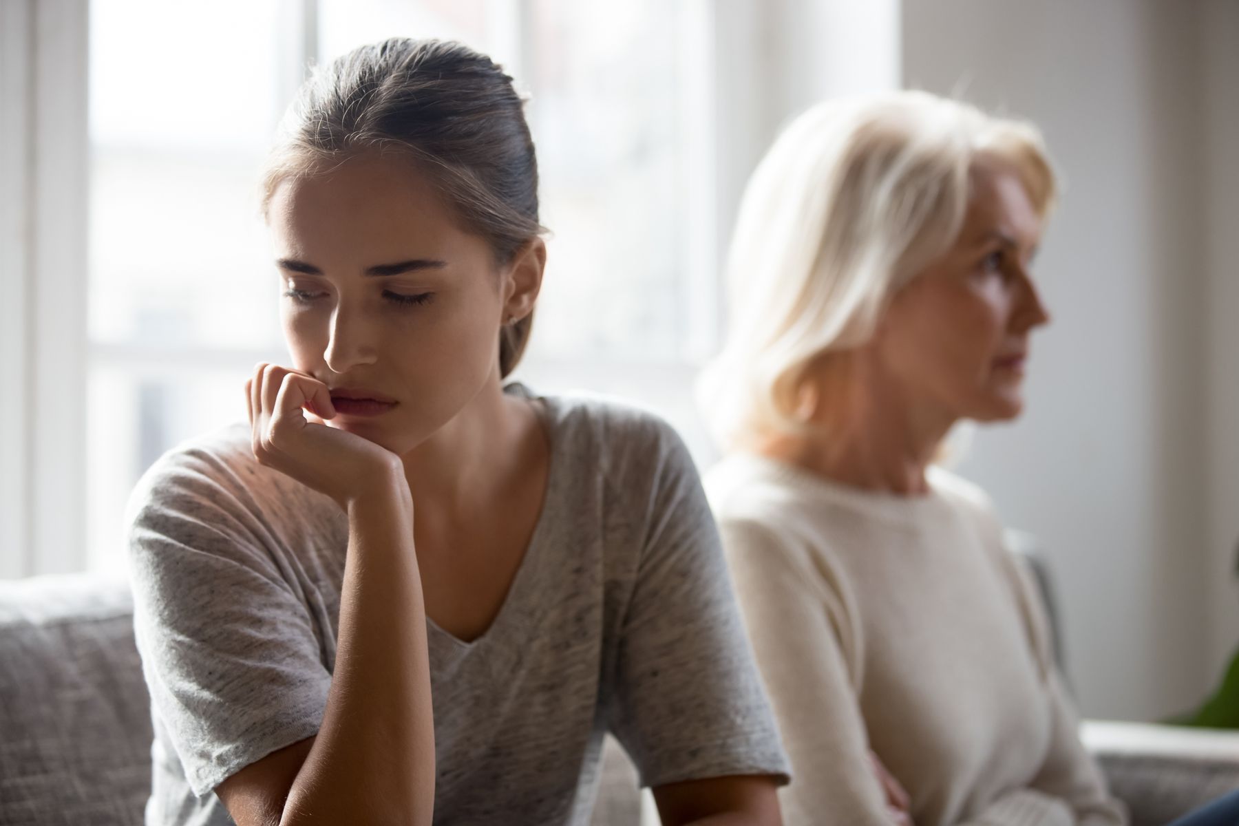 Senior et son aidante en conflit familial