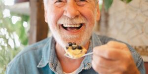 Alzheimer et boulimie : comment organiser le quotidien quand les comportements alimentaires deviennent difficiles ?