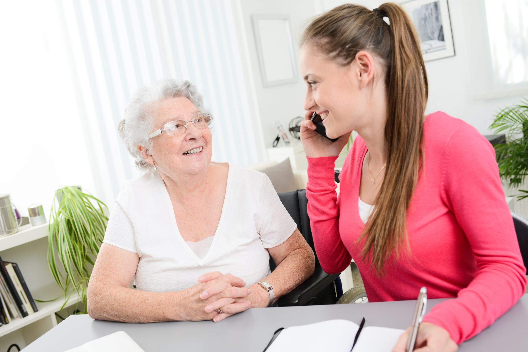Senior qui verse un salaire à son aidante familiale