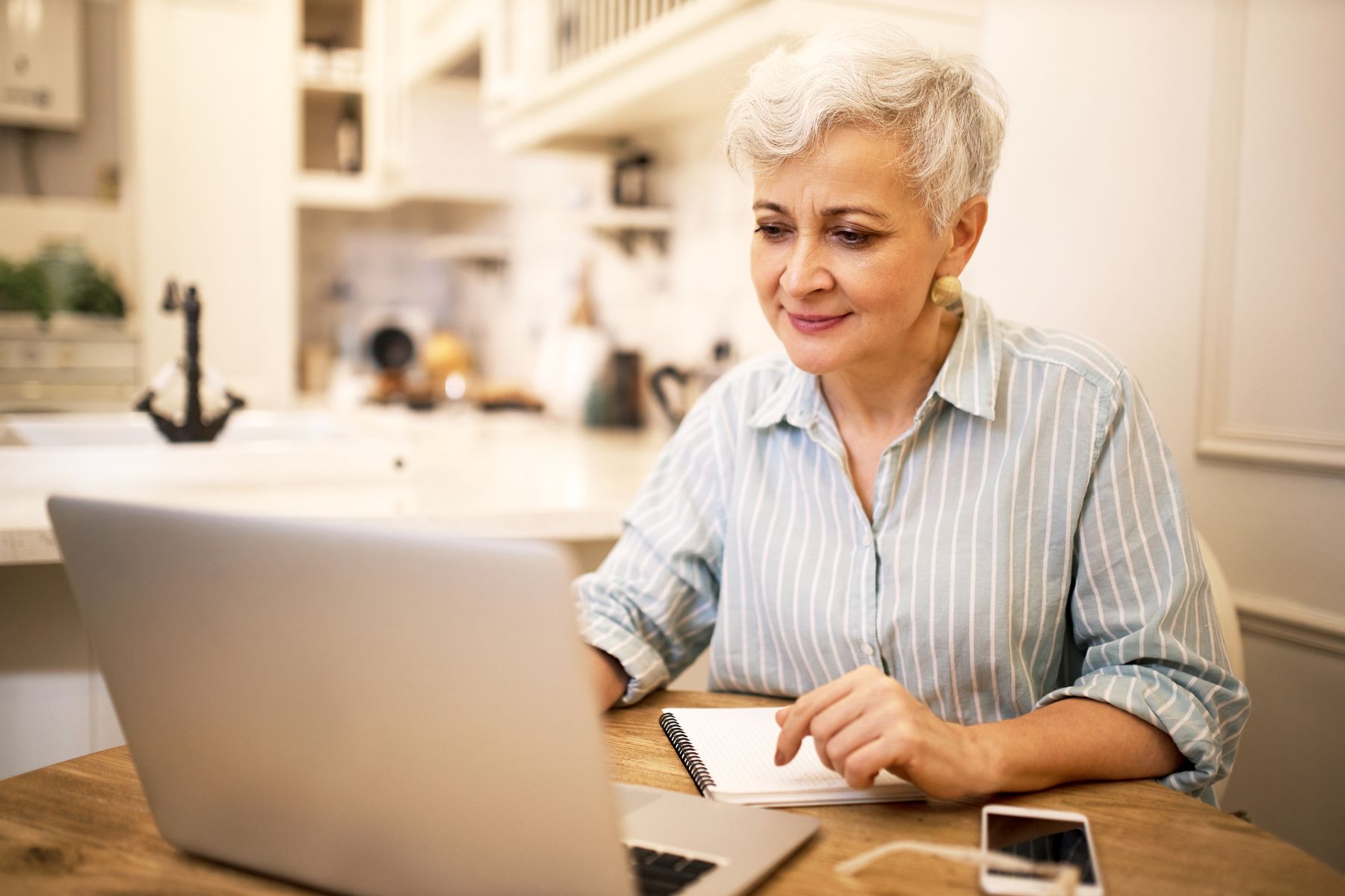 Senior qui profite de l'ASPA pour compléter ses revenus