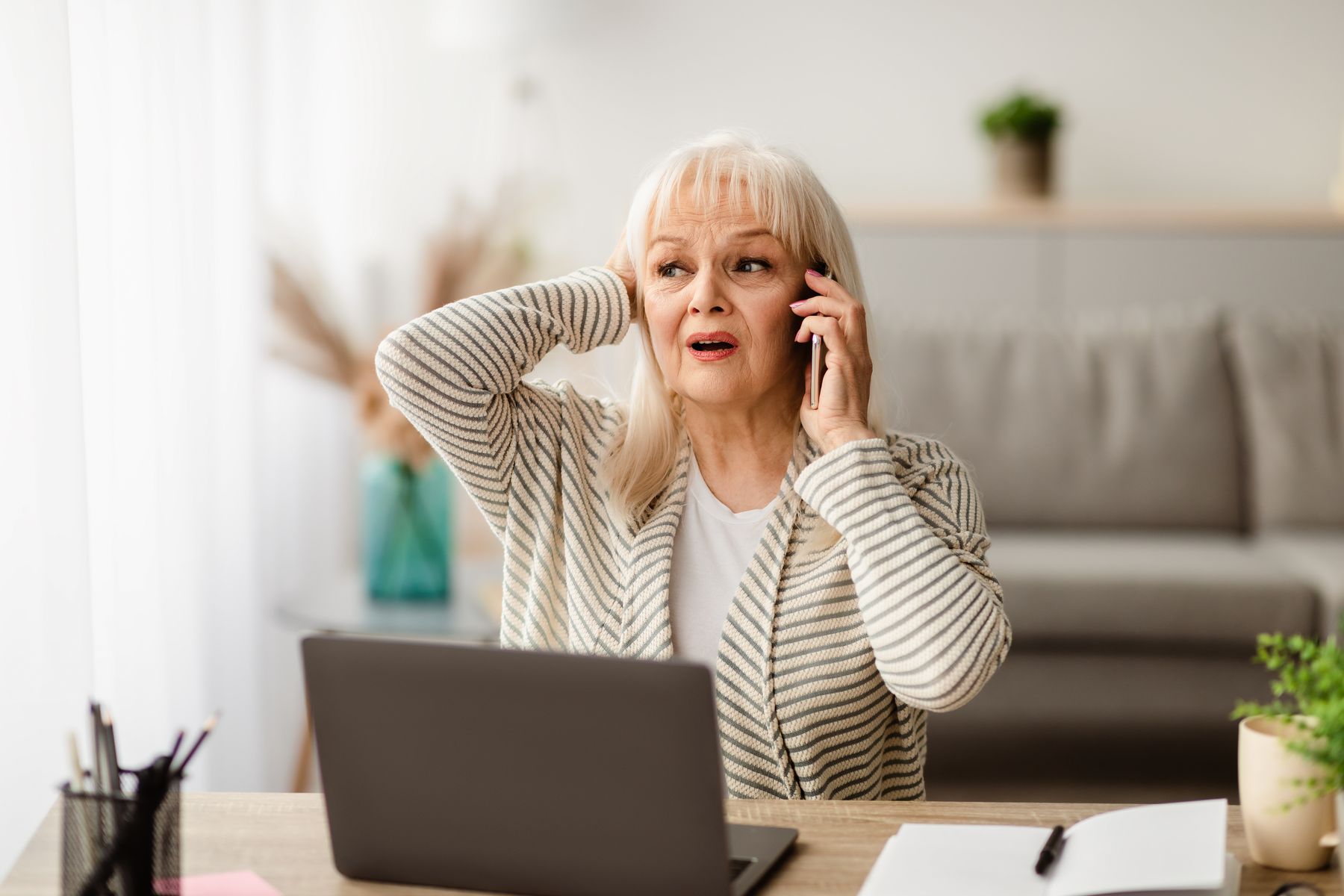 Senior qui se renseigne sur le tarif dépendance 