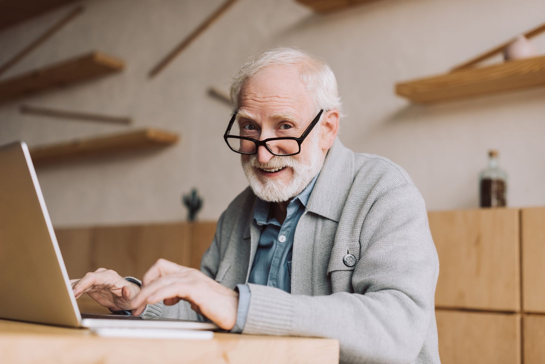 Senior qui bénéficie d'une réévaluation de sa pension de réversion