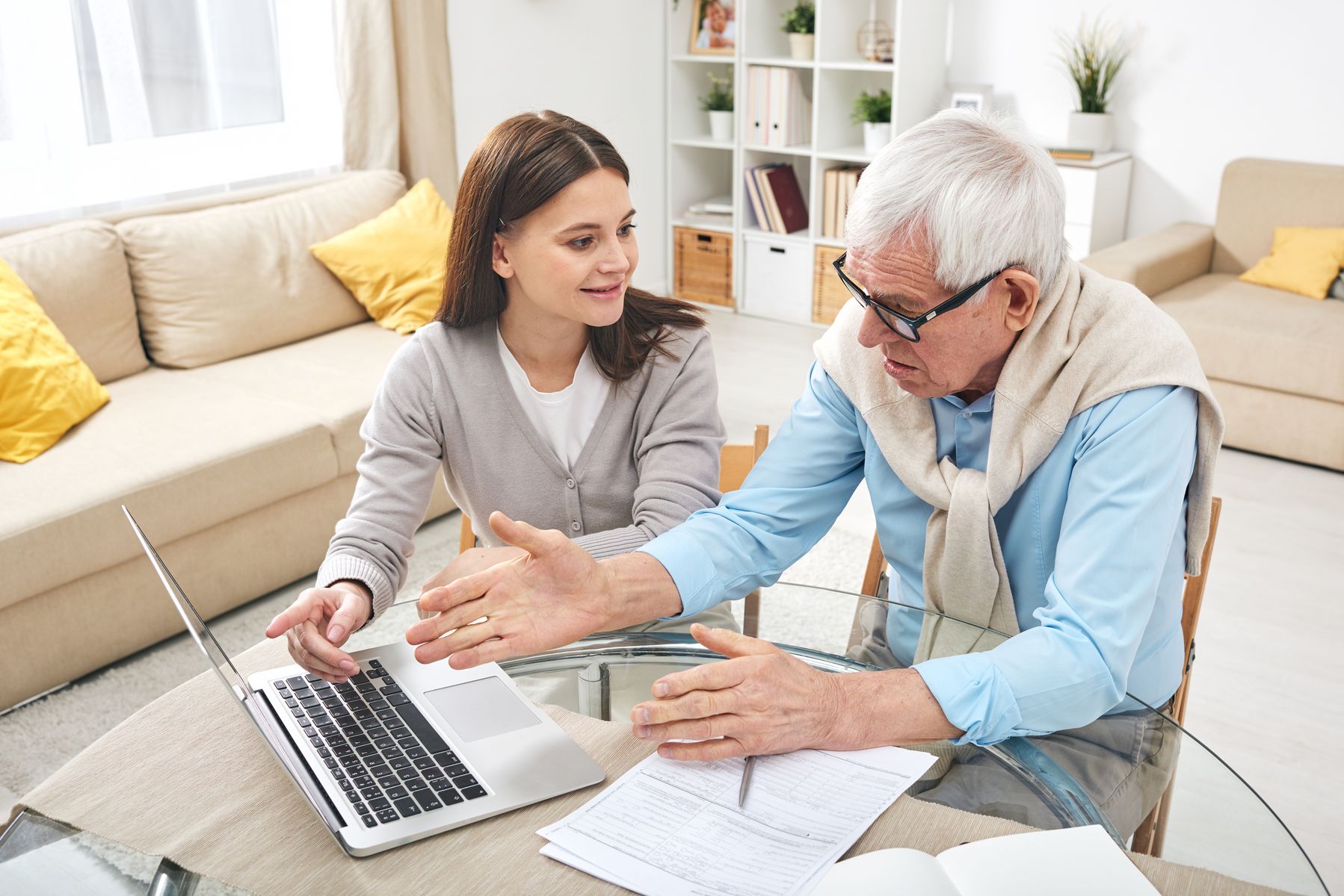 Senior et son aidante qui regardent comment est calculé le montant de l’APA en EHPAD