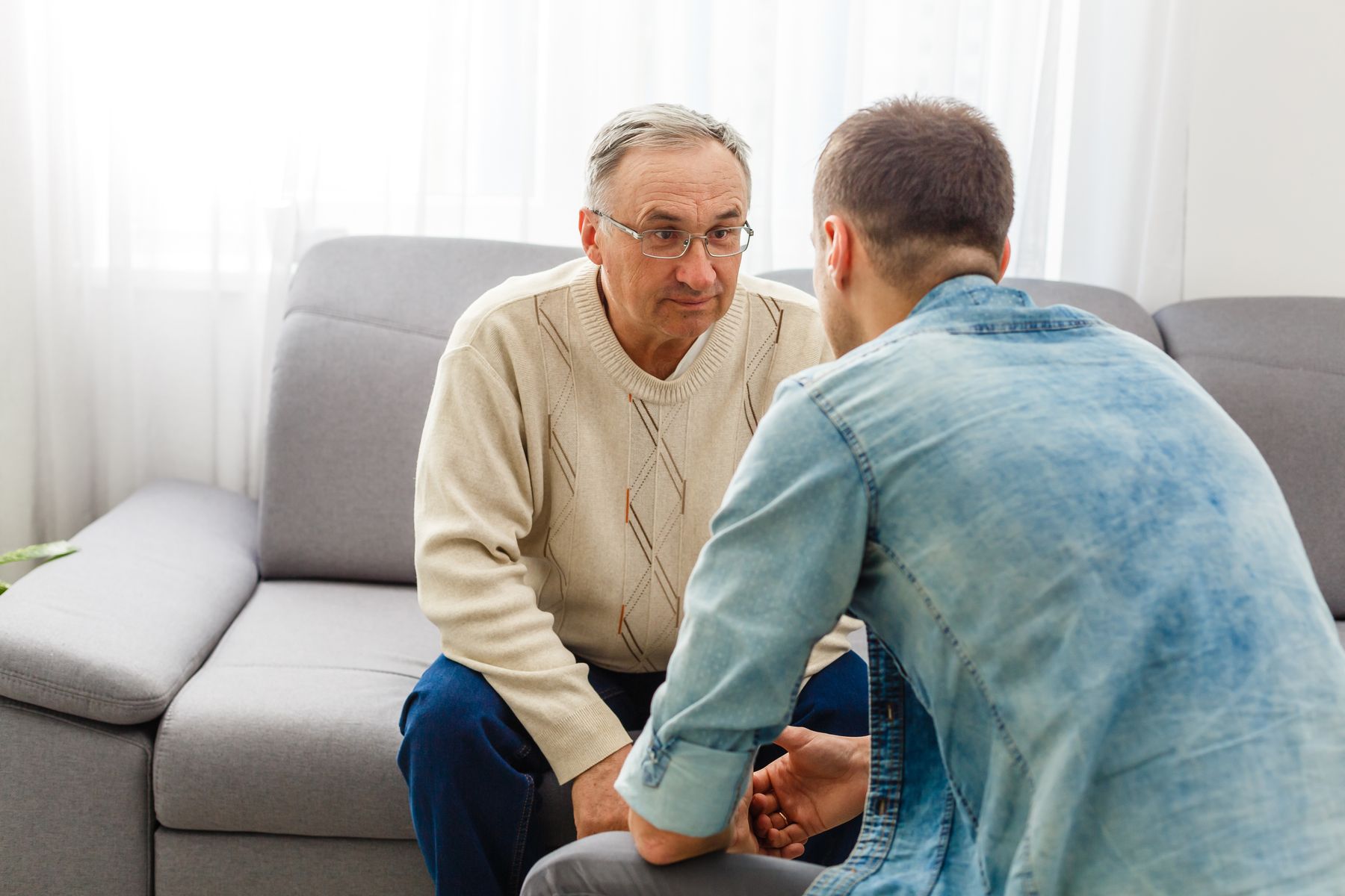 Peut-on enfermer une personne atteinte d’Alzheimer pour prévenir un danger ou une fugue ? Voici ce que dit la loi