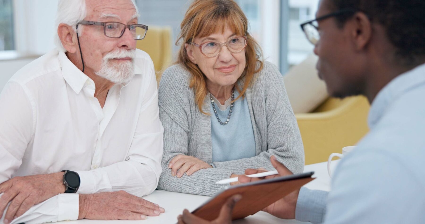 Seniors qui préparent un dossier d'admission en EHPAD