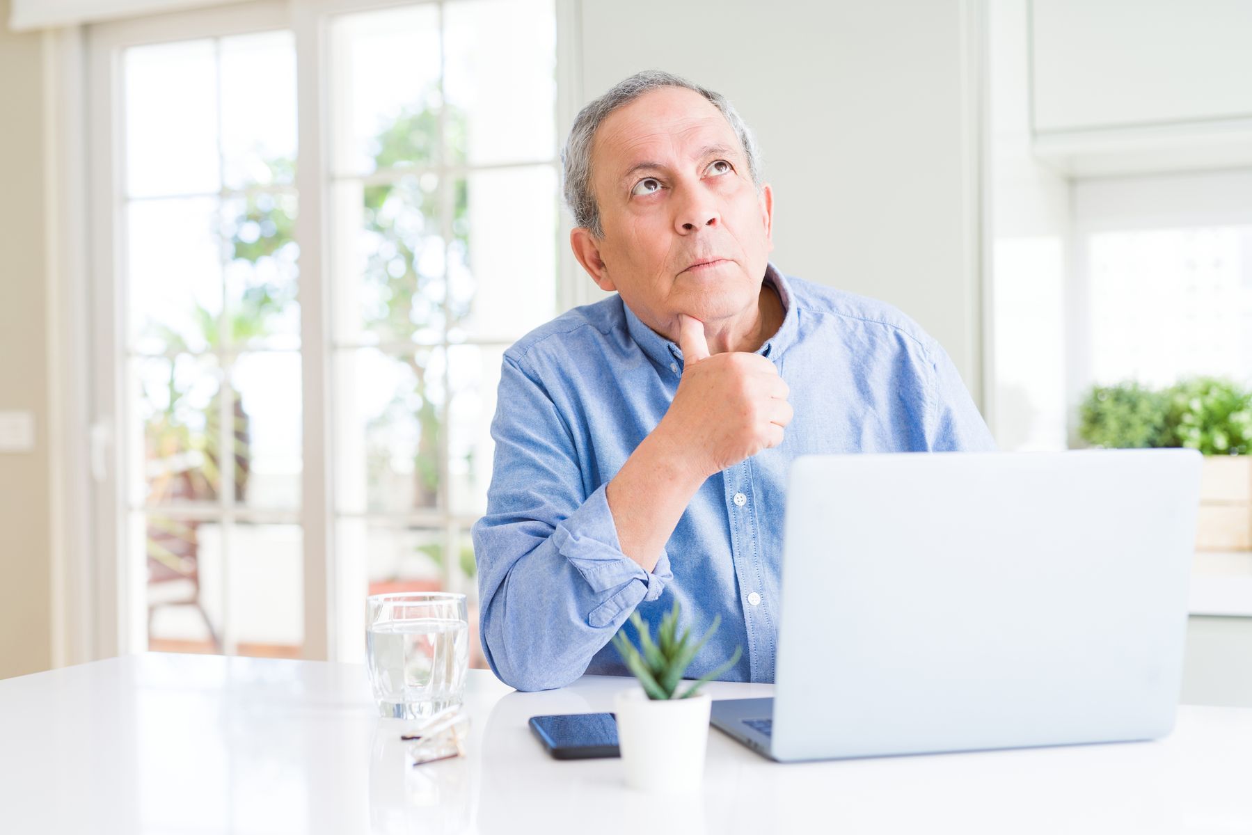 Senior qui vérifie son éligibilité selon les caisses