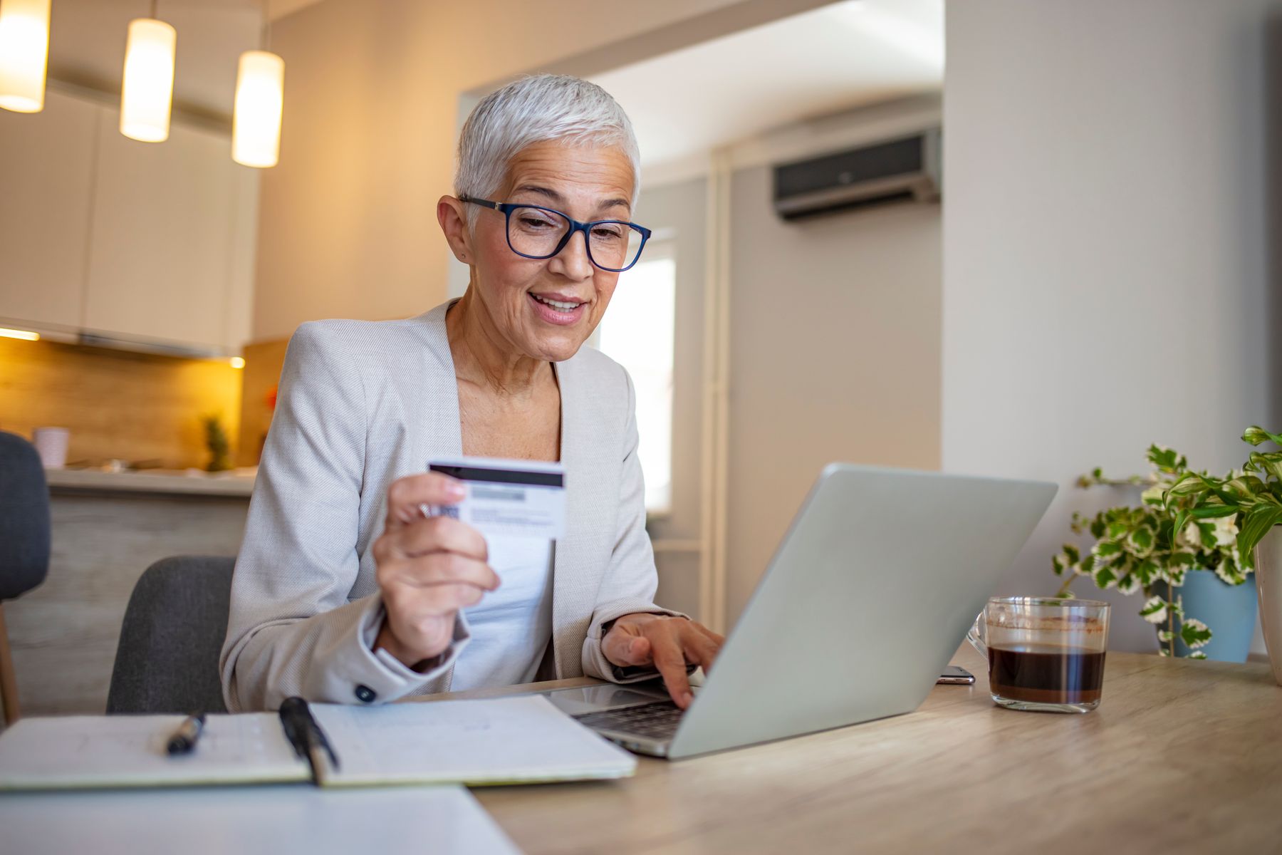 Senior qui regarde son reste à vivre