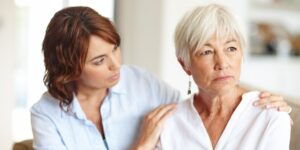 « Ma mère ne supporte pas la maison de retraite » : les 7 actions concrètes à mettre en place dès maintenant