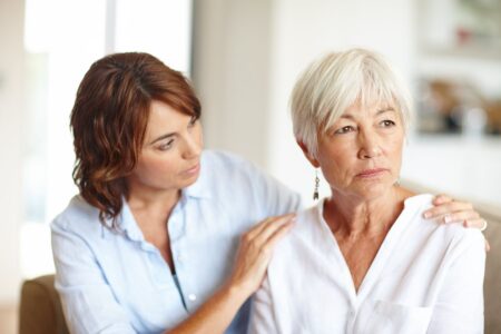 « Ma mère ne supporte pas la maison de retraite » : les 7 actions concrètes à mettre en place dès maintenant