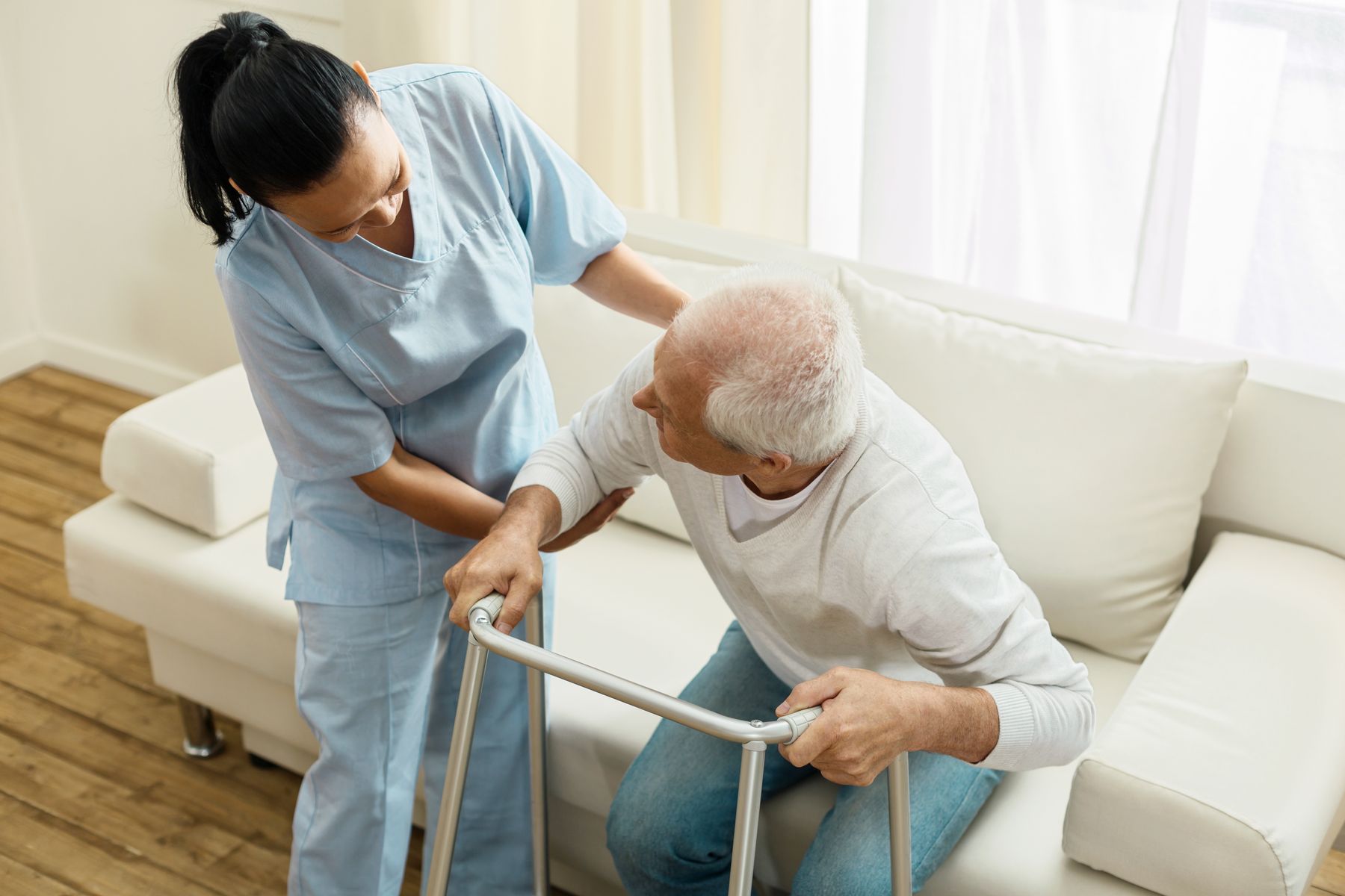 Senior qui profite des services inclus en EHPAD
