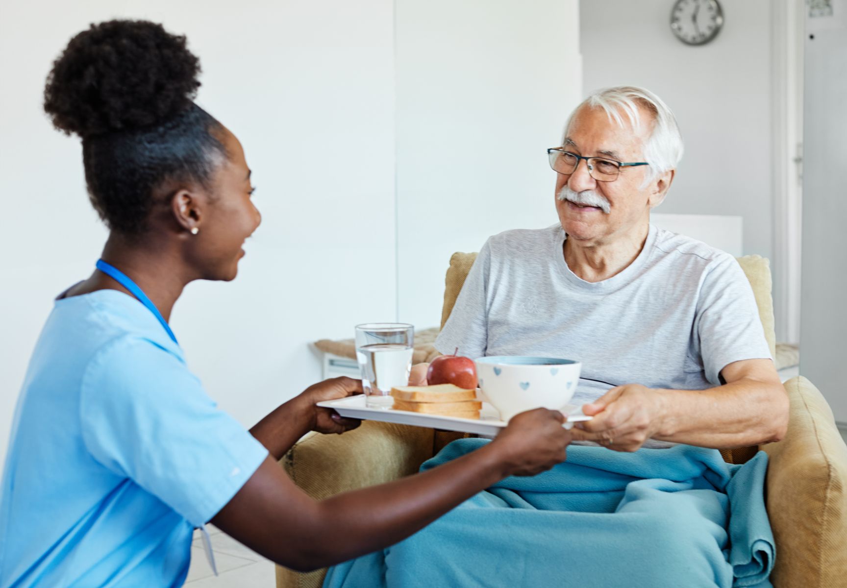 équipe de personnel d'EHPAD qui organise les repas différemment pour le senior