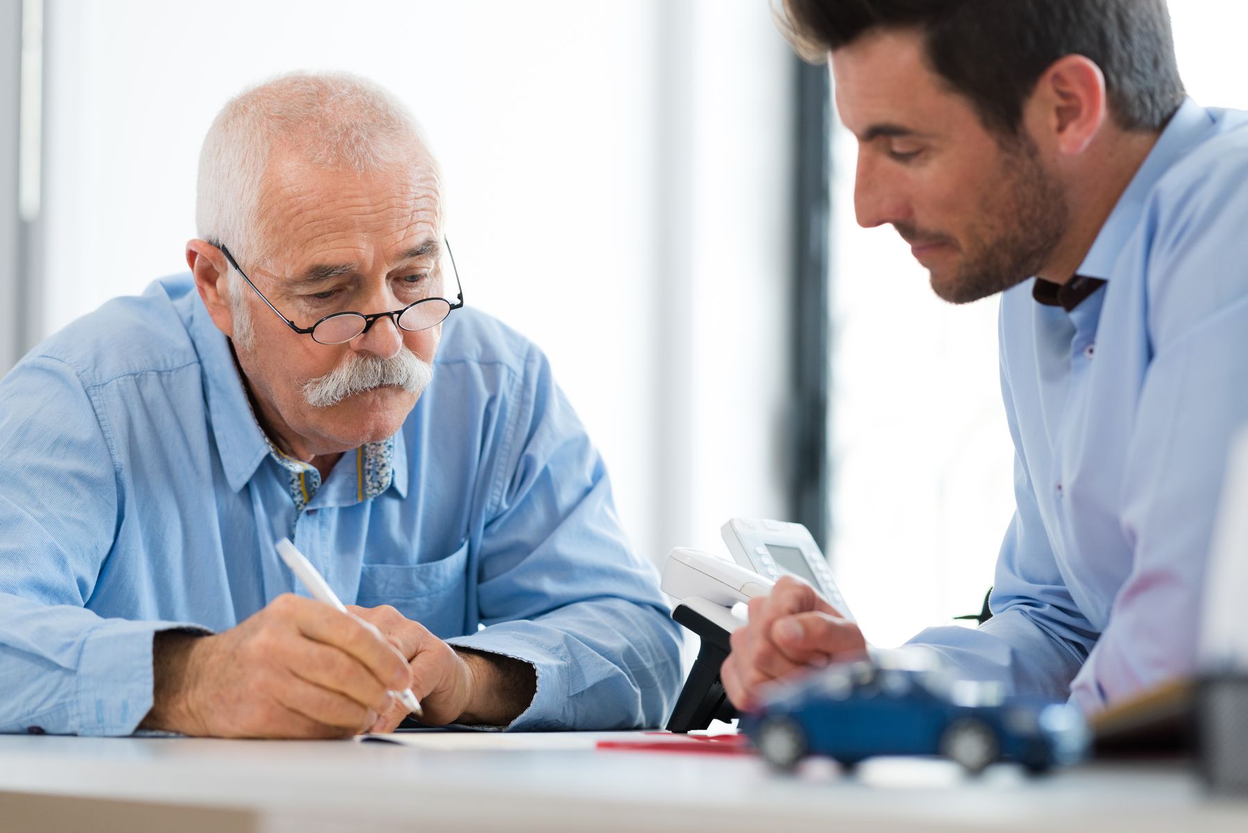 Senior qui signe le contrat de séjour