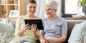 Que faire si un membre de la famille gère seul l’argent de votre parent âgé ?