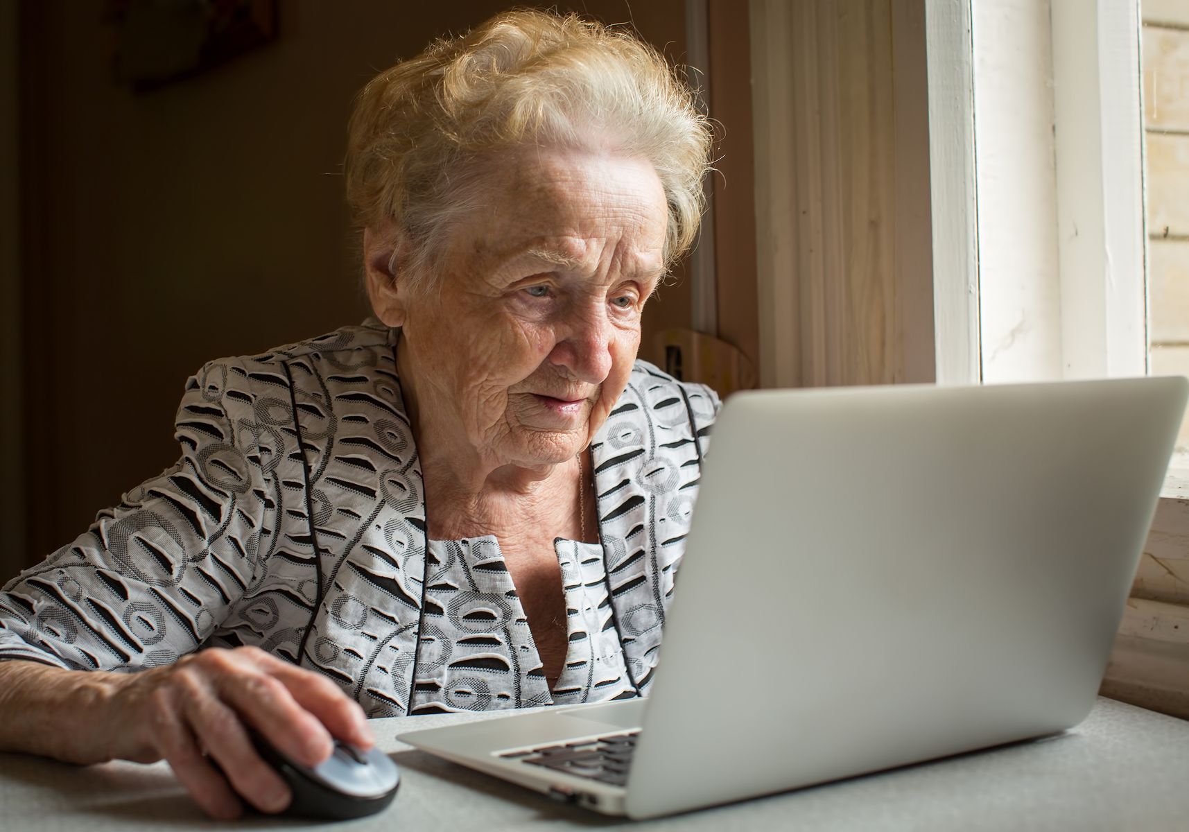 Senior qui vérifie son GIR
