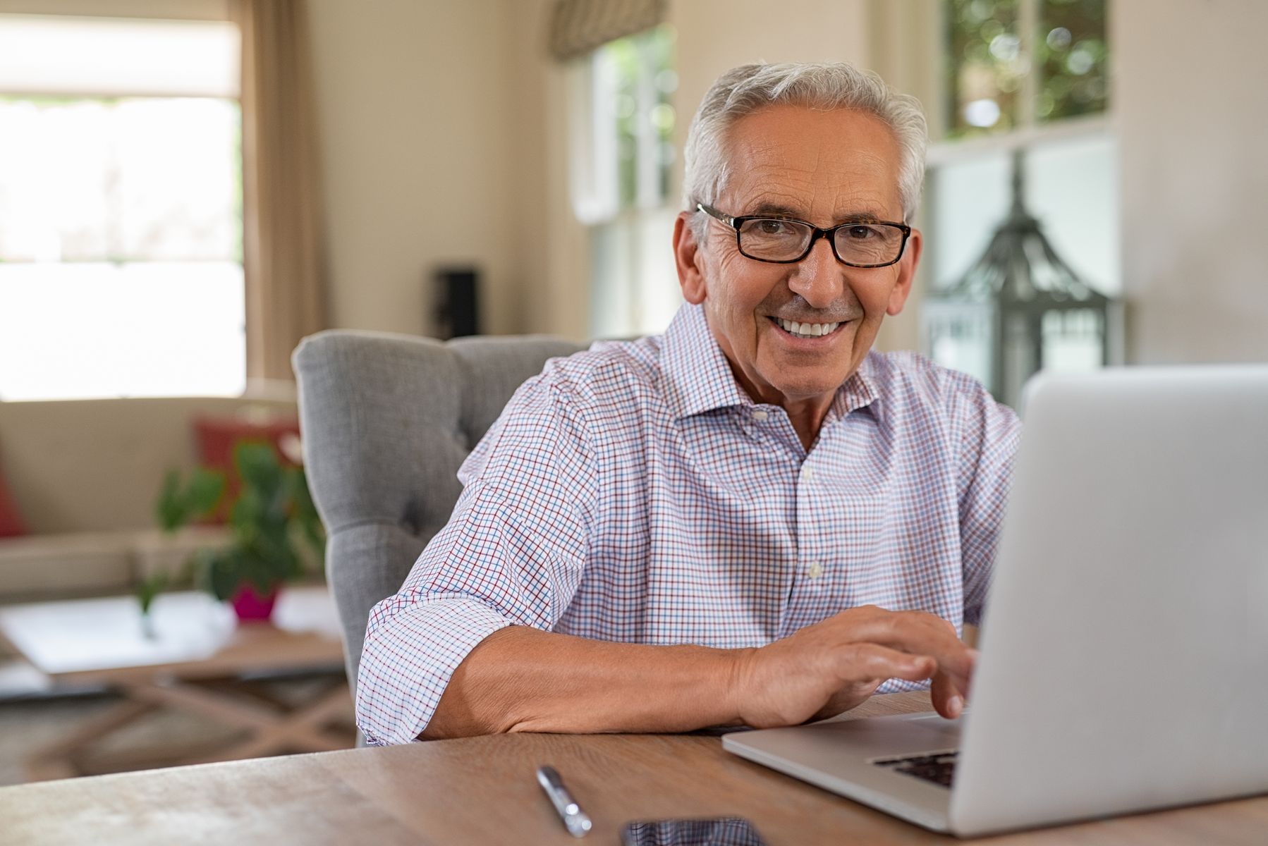 Senior qui se renseigne sur la tarification des EHPAD