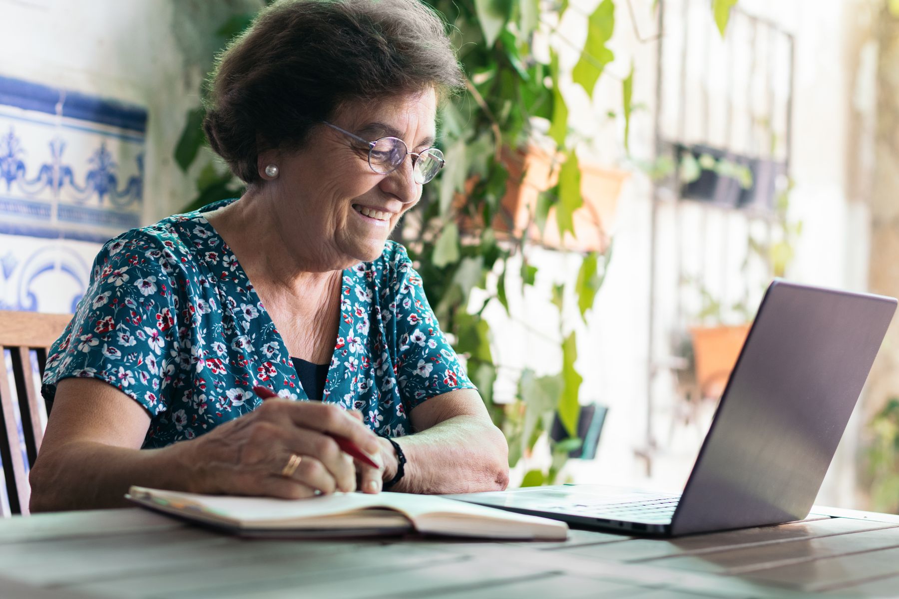 Senior qui bénéficie du soutien des caisses de retraite