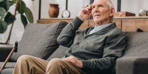 Patient Alzheimer vivant seul : est-ce encore possible et dans quelles conditions ?