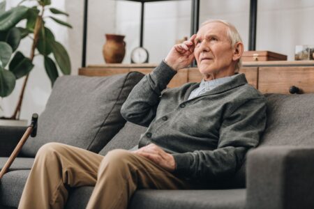 Patient Alzheimer vivant seul : est-ce encore possible et dans quelles conditions ?
