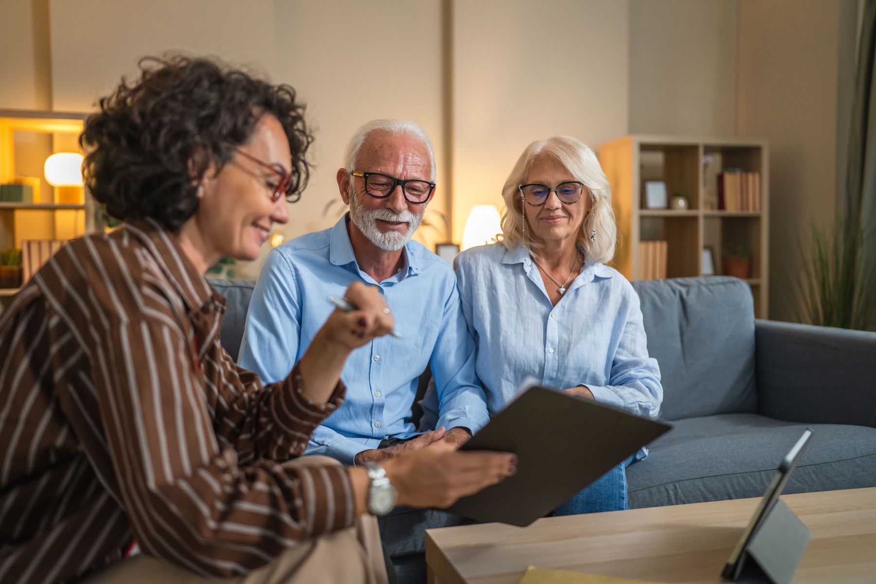 Représentante d'EHPAD qui indique aux seniors les critères de choix de dossiers