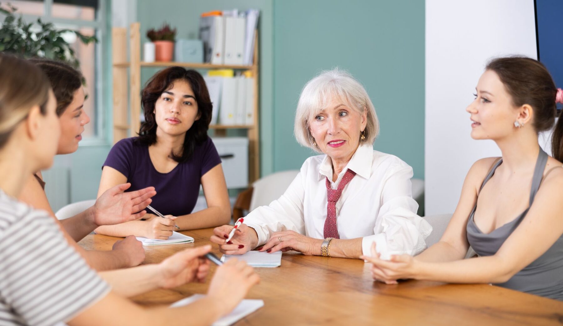 Senior qui parle avec ses obligés alimentaires