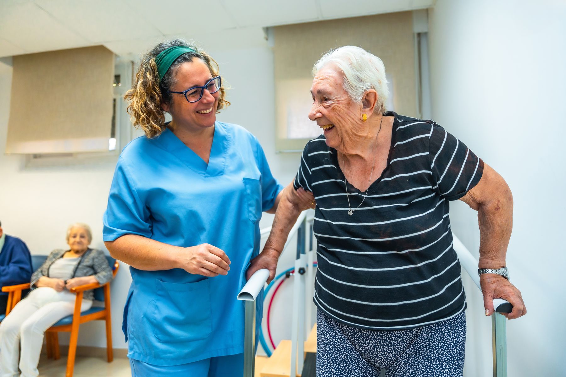 Senior en établissement dans un environnement sécurisé et adapté
