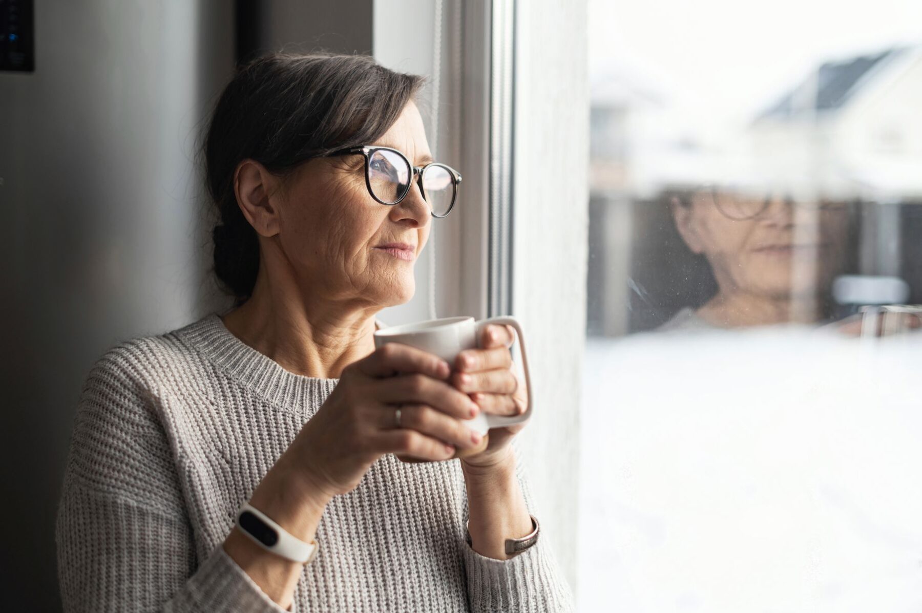 Votre parent préfère rester seul : à quel moment l’isolement devient-il un risque pour la mémoire ?