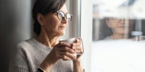 Votre parent préfère rester seul : à quel moment l’isolement devient-il un risque pour la mémoire ?
