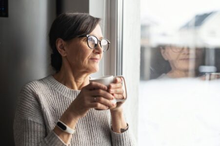 Votre parent préfère rester seul : à quel moment l’isolement devient-il un risque pour la mémoire ?