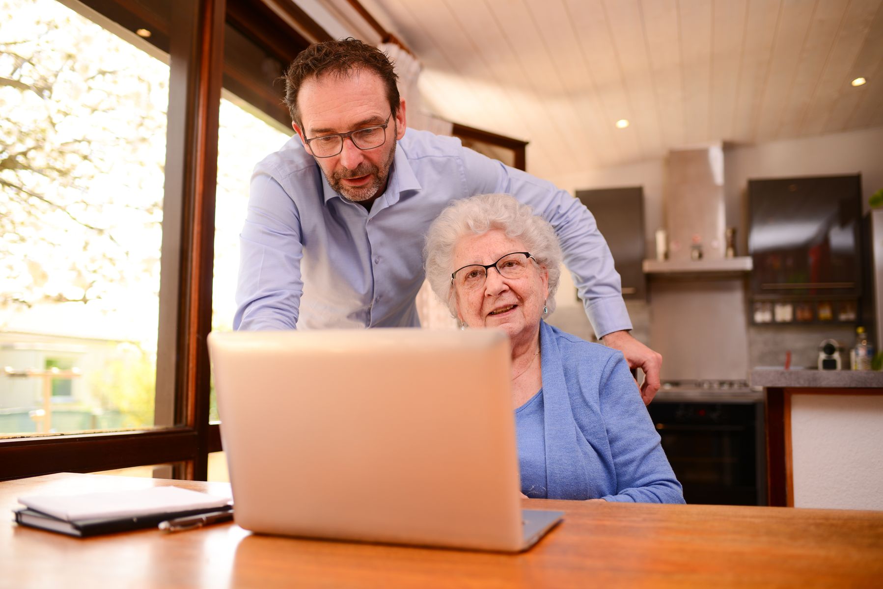 Senior et son aidant qui se renseignent sur la tarifs en EHPAD