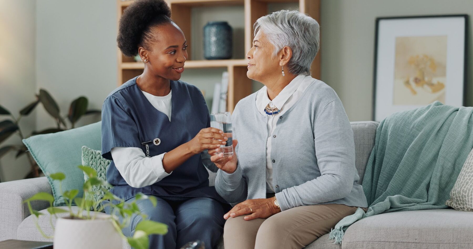 Senior qui retrouve un état normal après une réhydratation et une prise en charge médicale