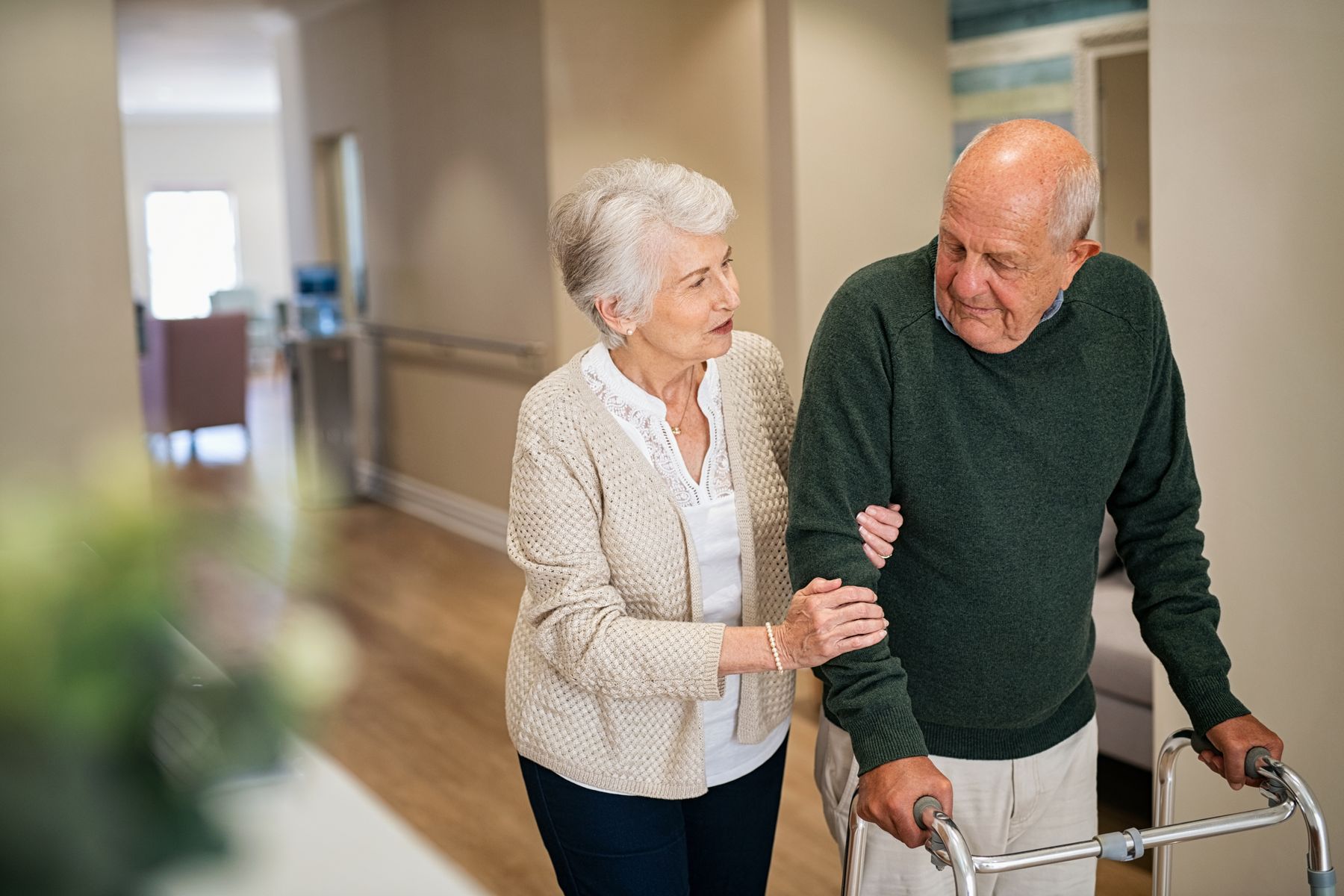 Seniors en EHPAD qui bénéficient d'horaires plus flexibles et d'espaces de vie plus familiaux