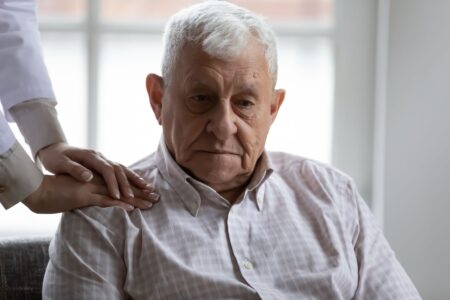 Parent âgé vivant seul : quelles solutions concrètes quand le maintien à domicile ne suffit plus ?