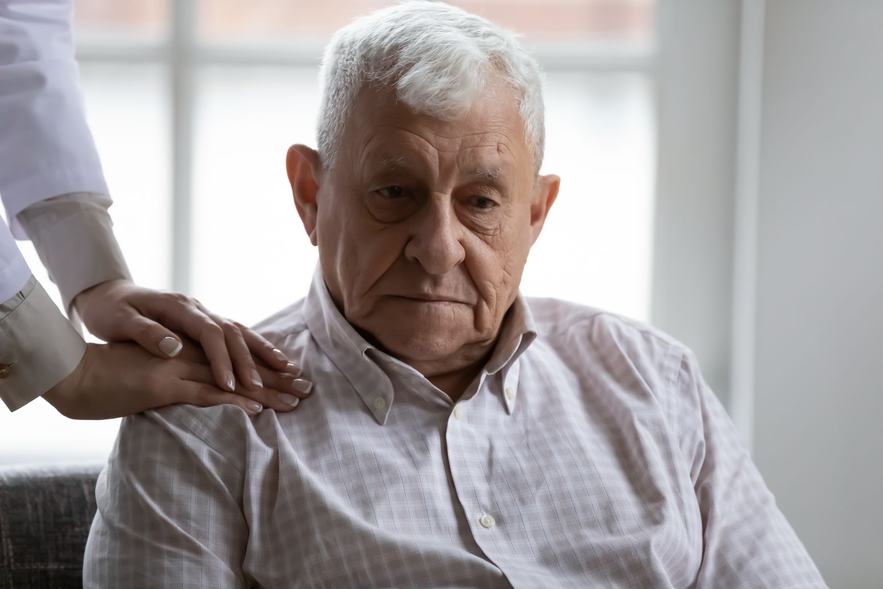 Parent âgé vivant seul : quelles solutions concrètes quand le maintien à domicile ne suffit plus ?