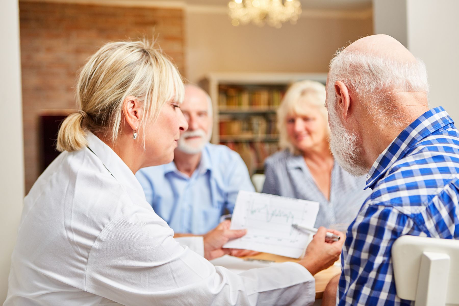 Senior avec une équipe médicale vérifie si l’accompagnement proposé reste adapté