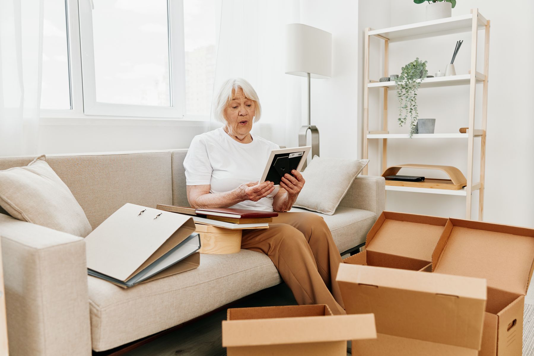 Senior qui entre en établissement avec des souvenirs personnels