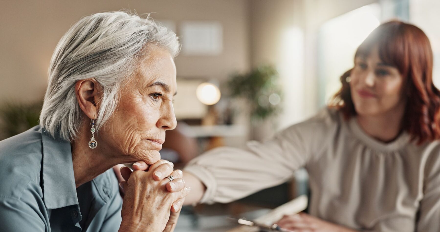 Senior qui présente les signes principaux d’un retrait social