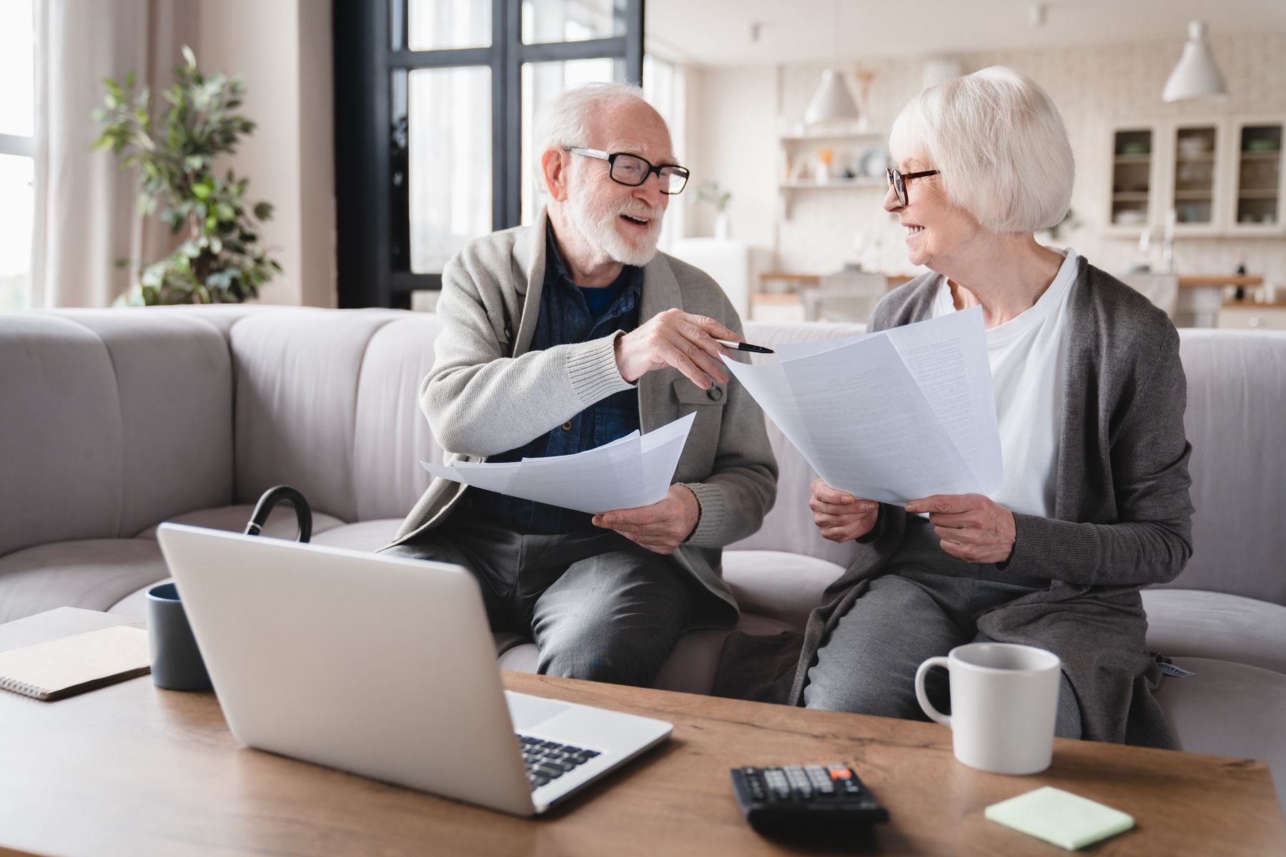 Seniors qui débattent du type de logement choisir